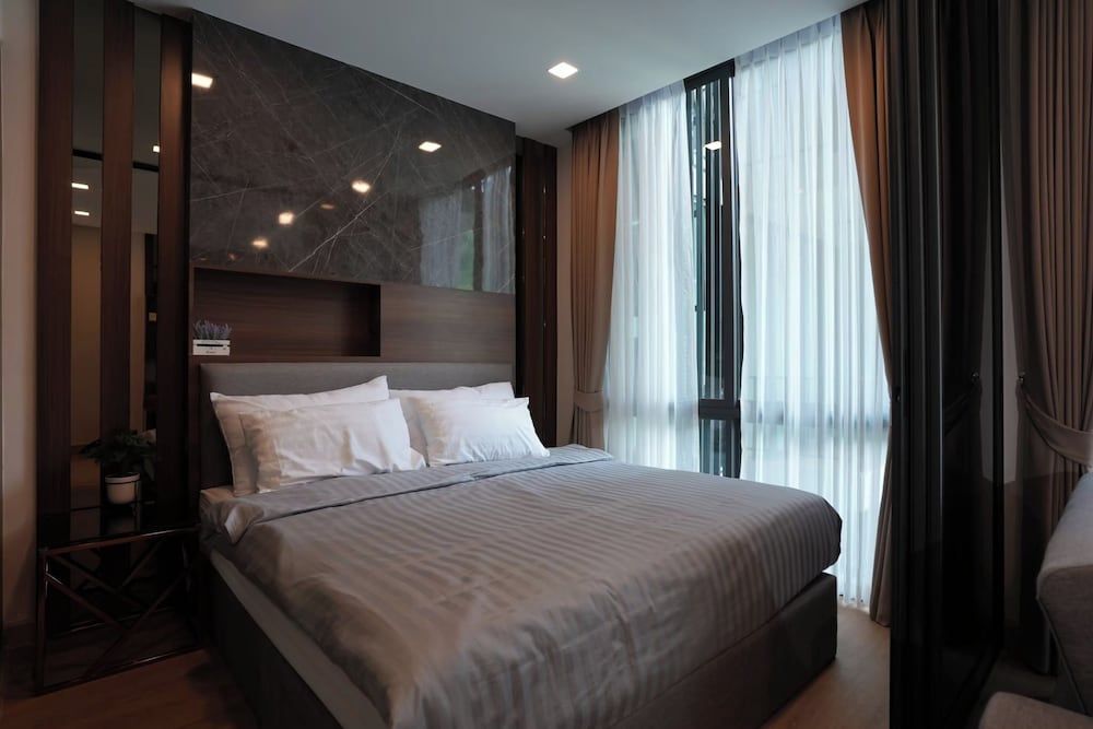 Luxury Condo, 1 King Bed, Balcony, Pool View