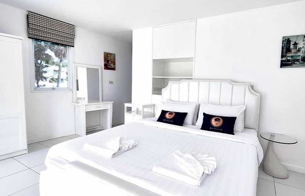 Roomquest Utopia Kata and Residence Deluxe Double Room, Non Smoking, Hill View 3