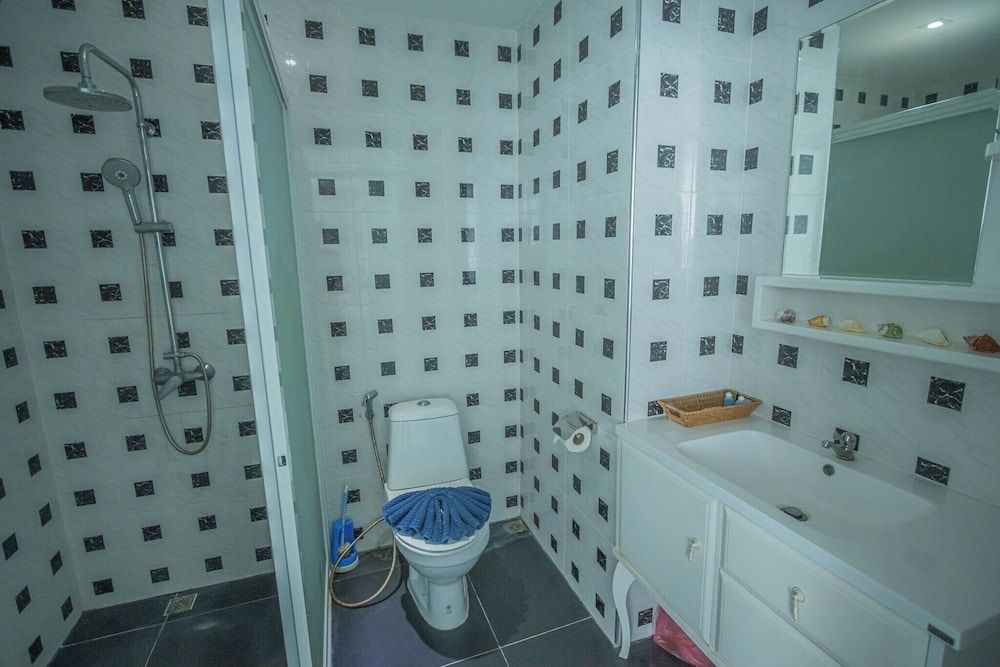 Roomquest Utopia Kata and Residence Basic Double Room, Non Smoking 4