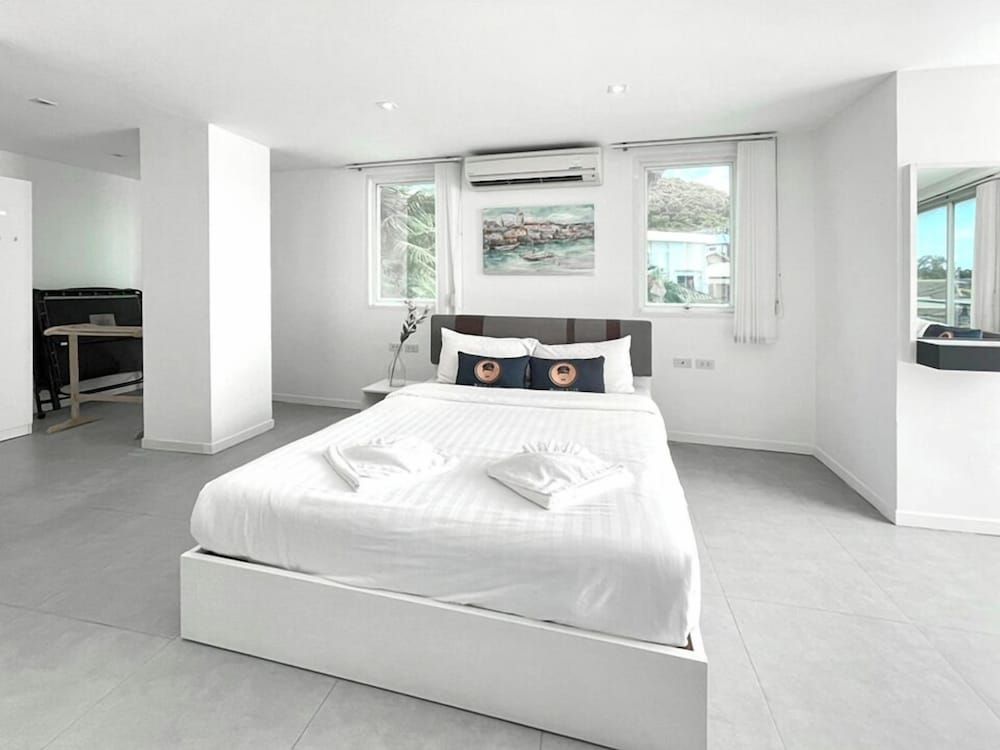 Roomquest Utopia Kata and Residence Basic Double Room, Non Smoking 2