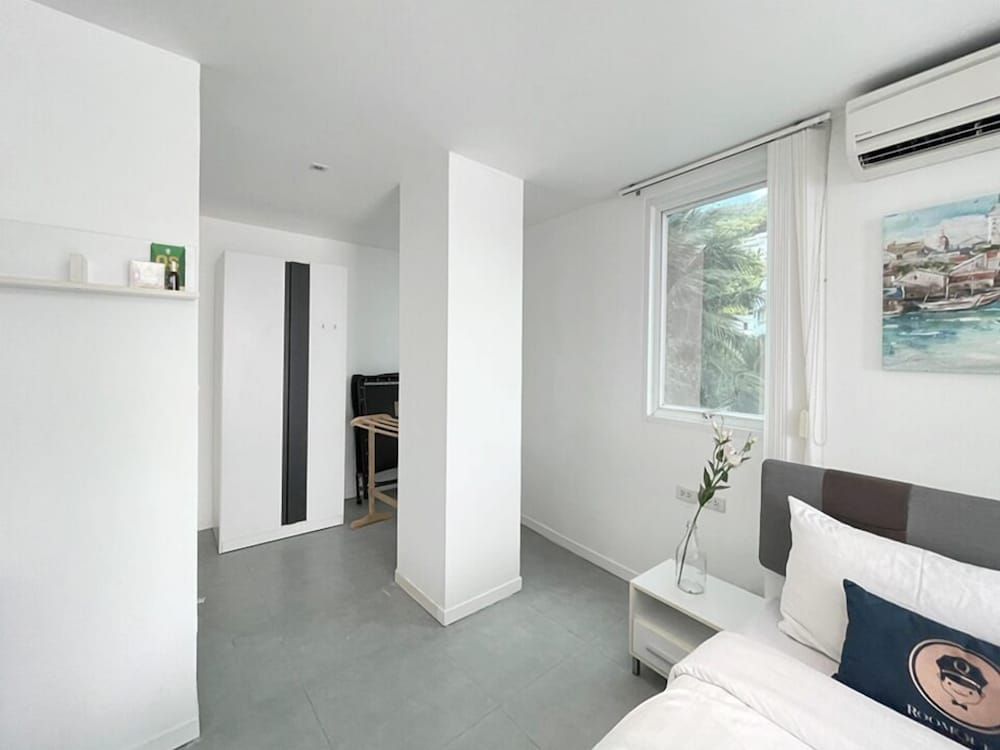 Roomquest Utopia Kata and Residence Basic Double Room, Non Smoking 7