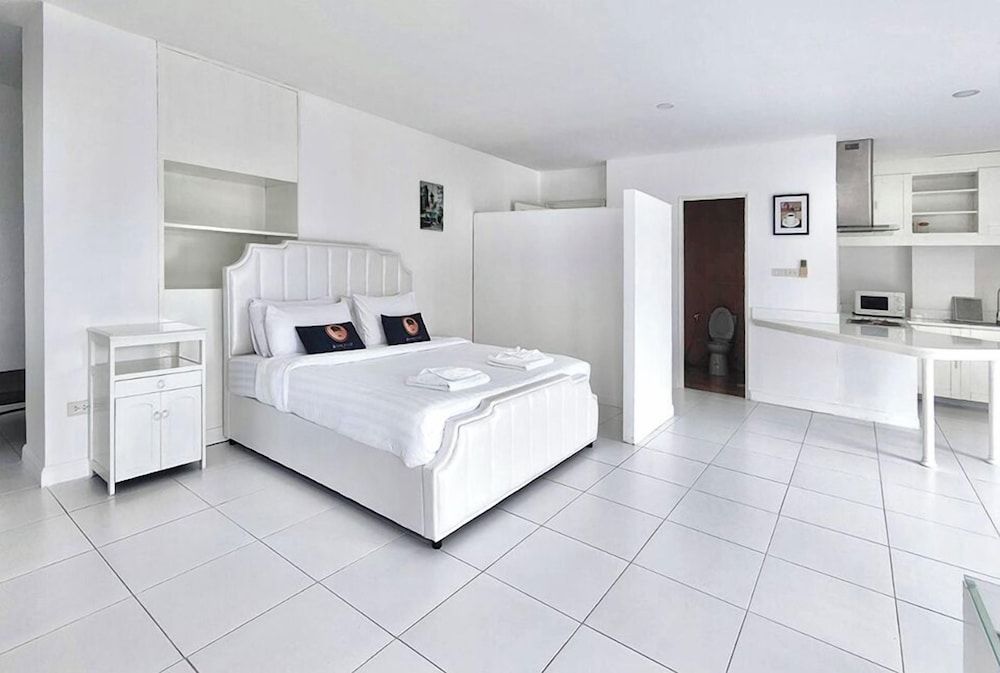 Roomquest Utopia Kata and Residence Deluxe Double Room, Non Smoking, Hill View 2