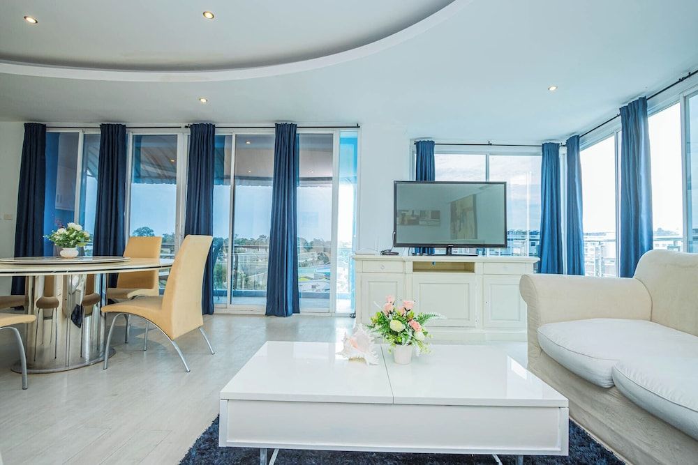 Roomquest Utopia Kata and Residence Presidential Room, Non Smoking, Hill View 9