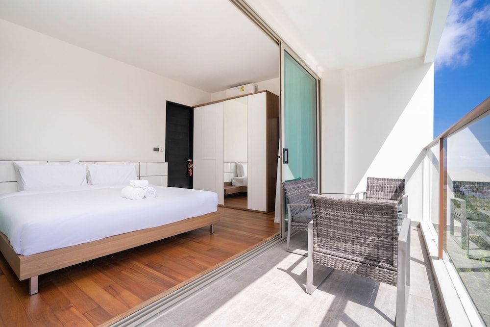 Exclusive Apartment, 2 Bedrooms, Balcony, Partial Ocean View