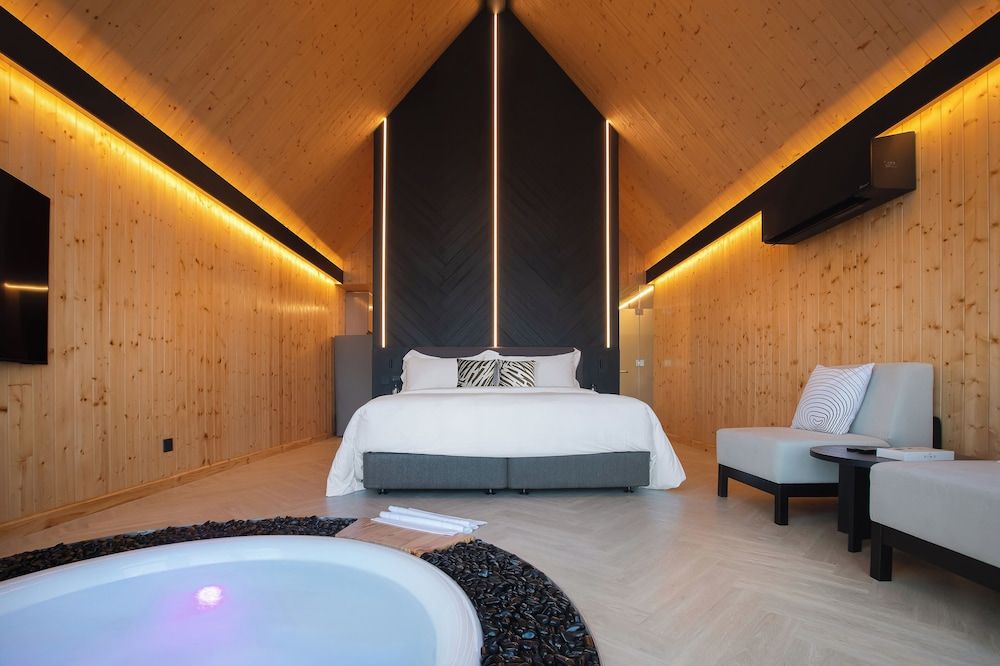Honeymoon Suite