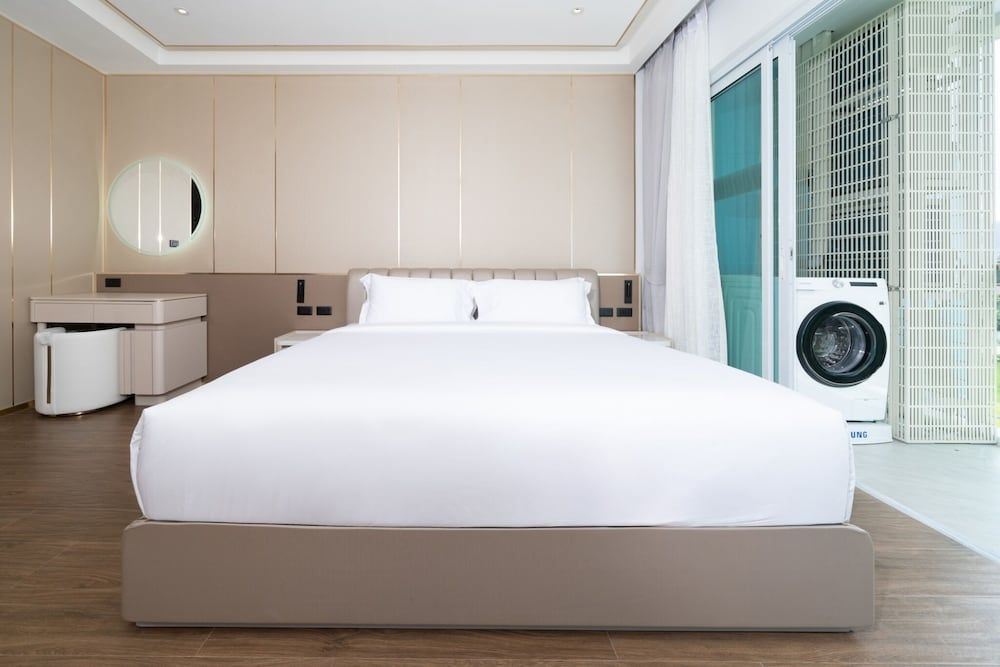 Chalong Marina Bay View Phuket Premium Suite, 2 Bedrooms, Balcony, Garden View 3