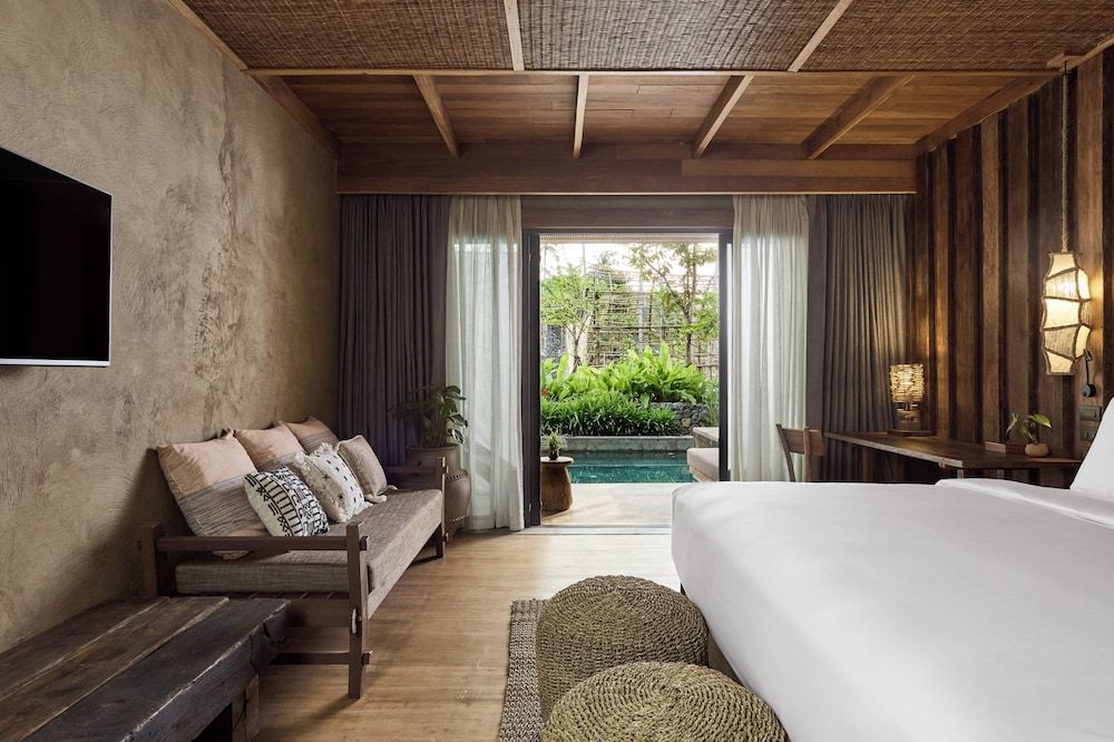 Premium Room, 1 King Bed, Pool Access, Garden View