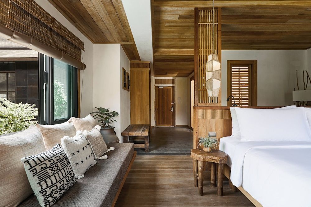 Grand Room, 1 King Bed, Pool Access, Garden View