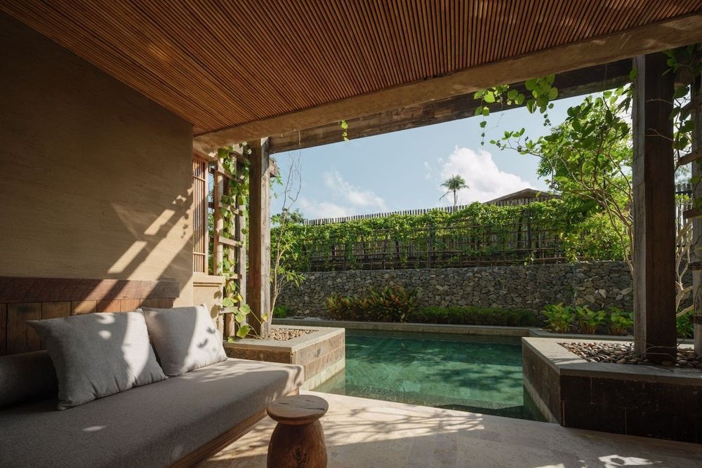 Grand Room, 1 King Bed, Pool Access, Garden View