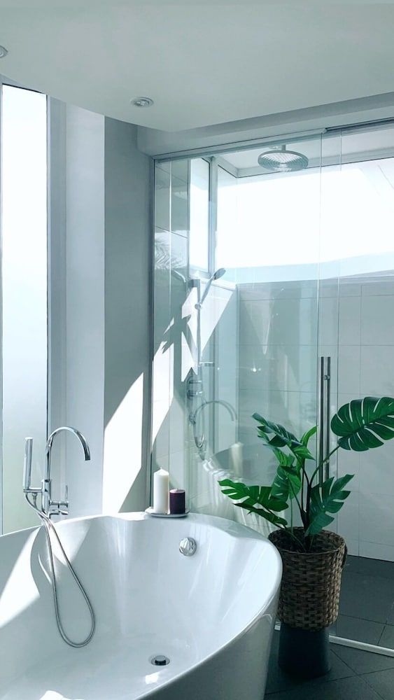 Ocean Beachfront Smart Unit Luxury Apartment, 3 Bedrooms, Sea View, Beachside 4