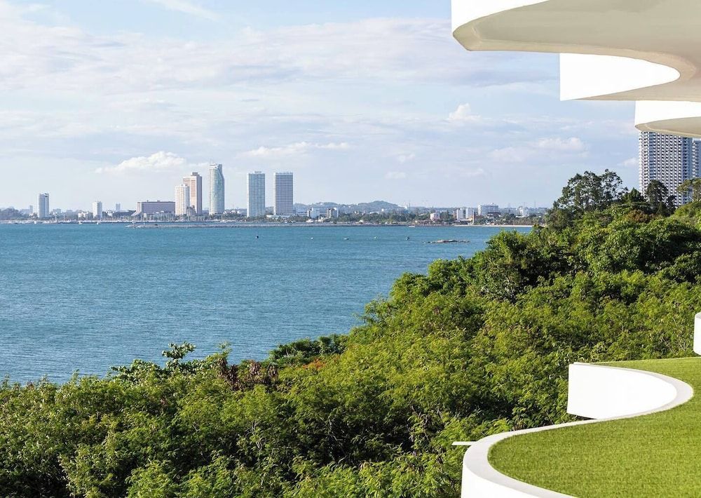 Ocean Beachfront Smart Unit Luxury Apartment, 3 Bedrooms, Sea View, Beachside 3