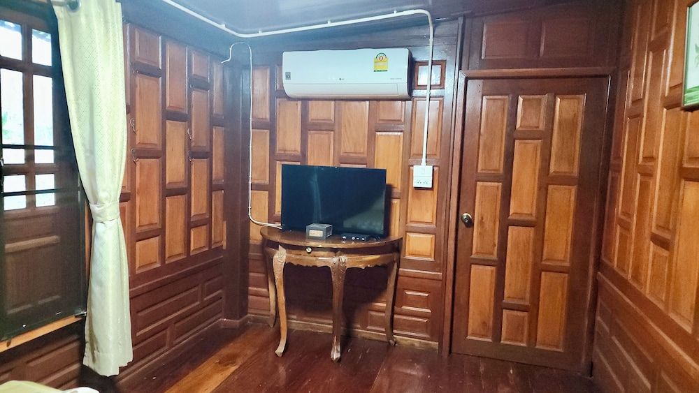 Natura Ravee Greenstay Cottage, 2 Bedrooms, Refrigerator, Garden View 7