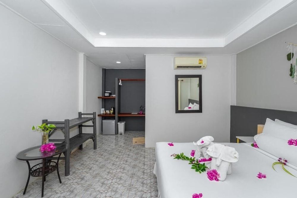 Lanta Beach Resort Deluxe Double Room, Garden View 6