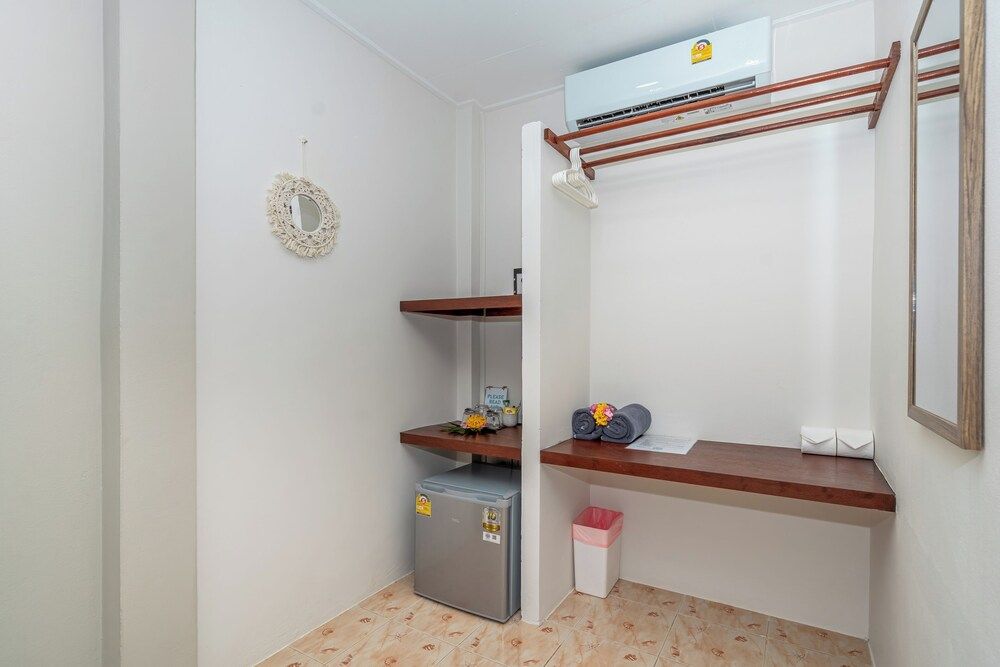 Lanta Beach Resort Deluxe Double Room, Garden View 3