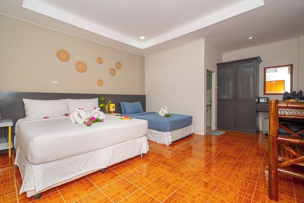 Lanta Beach Resort Family Room, Sea View 4