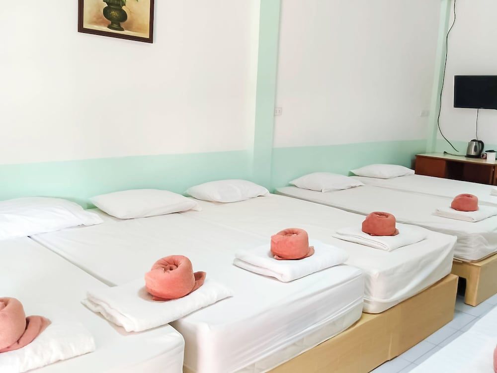 Saitharn Iyara Resort 10-Bed Mixed Dormitory Room
