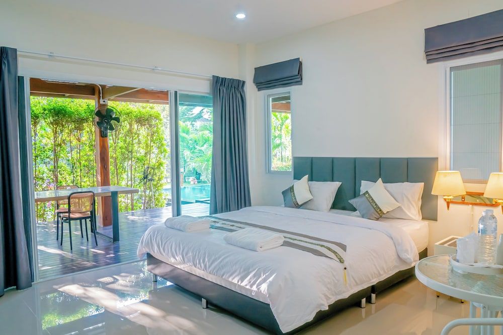 Farinda Resort & Pool Villa Standard Room, Pool View 3
