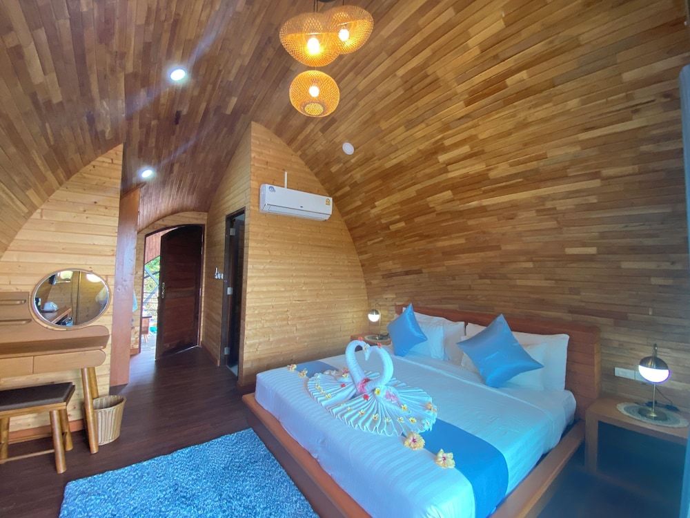 Phumala Lanta Seaview Resort Deluxe Double Room, Bathtub, Sea View 6