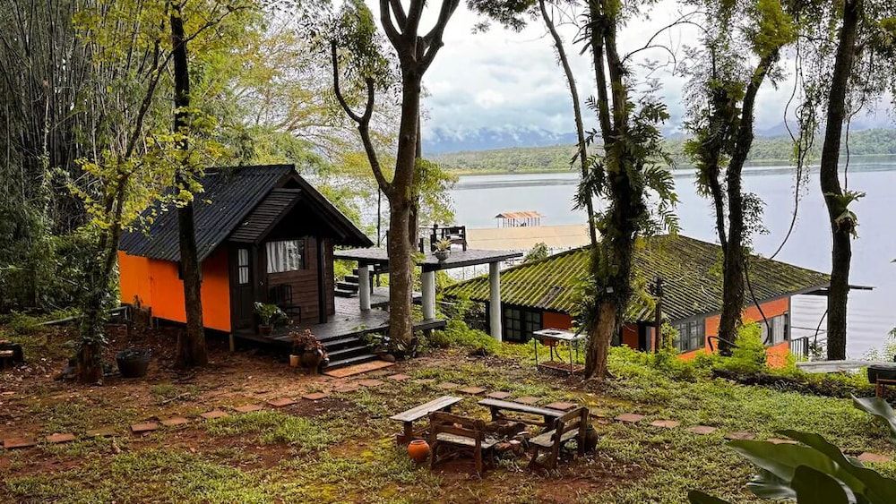 Kawarin Saiyai Cottage and Lake Deluxe Lake View 2