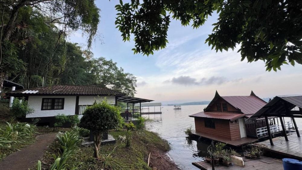 Kawarin Saiyai Cottage and Lake Suite Villa 3