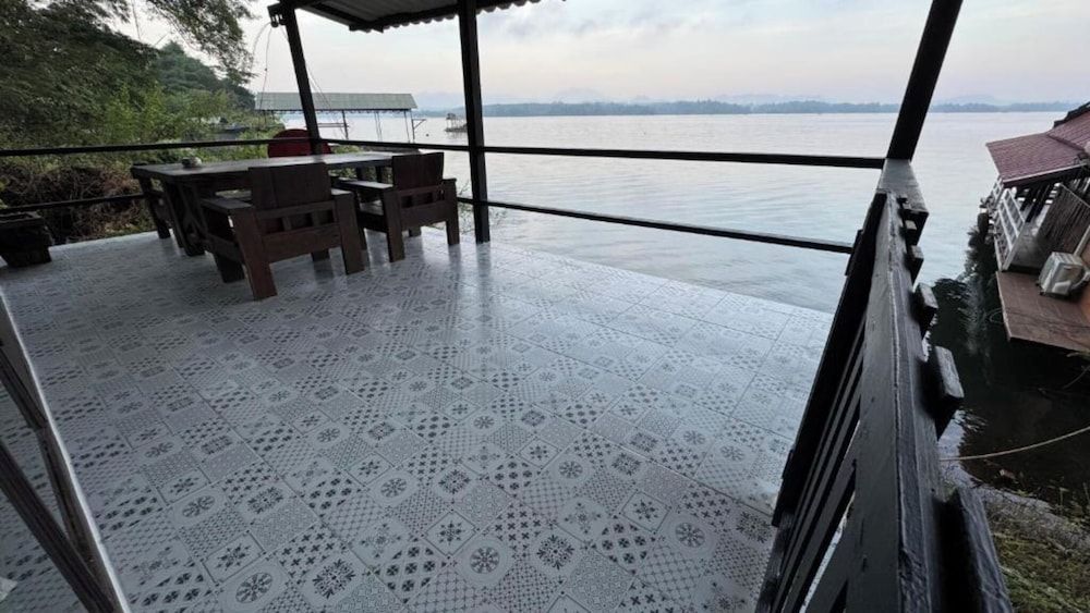 Kawarin Saiyai Cottage and Lake Suite Villa