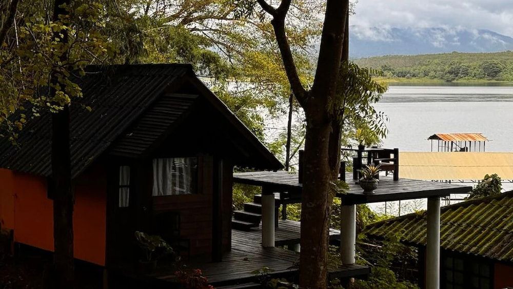 Kawarin Saiyai Cottage and Lake Deluxe Lake View