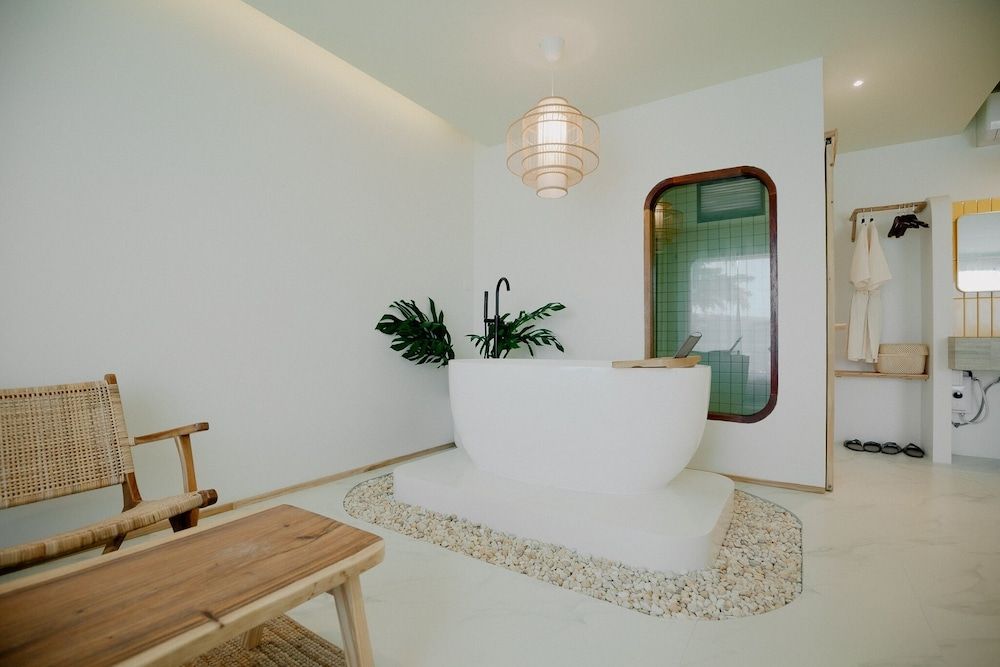 Fan Sea Resort Kohlarn Design Studio Suite 7