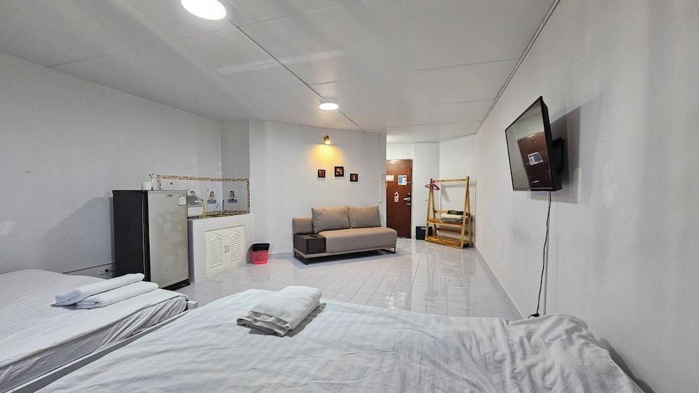 IMPACT Muang Thong Thani,daily rental room, Muang Thong Popular Condo C5 Standard Quadruple Room 2