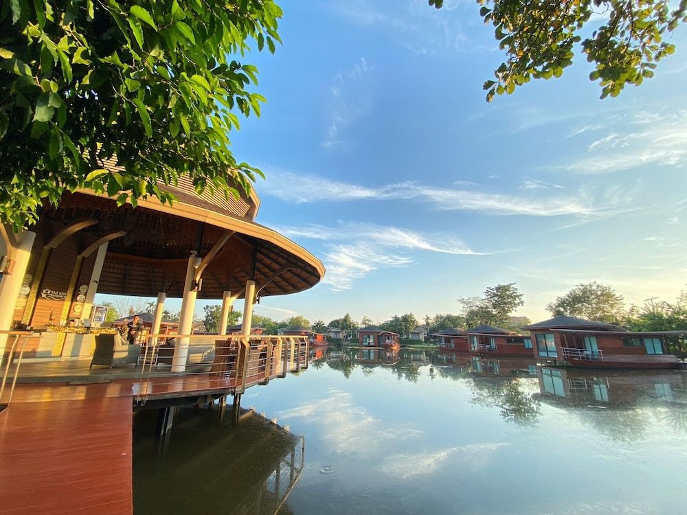 Boathouse Boutique Riverside