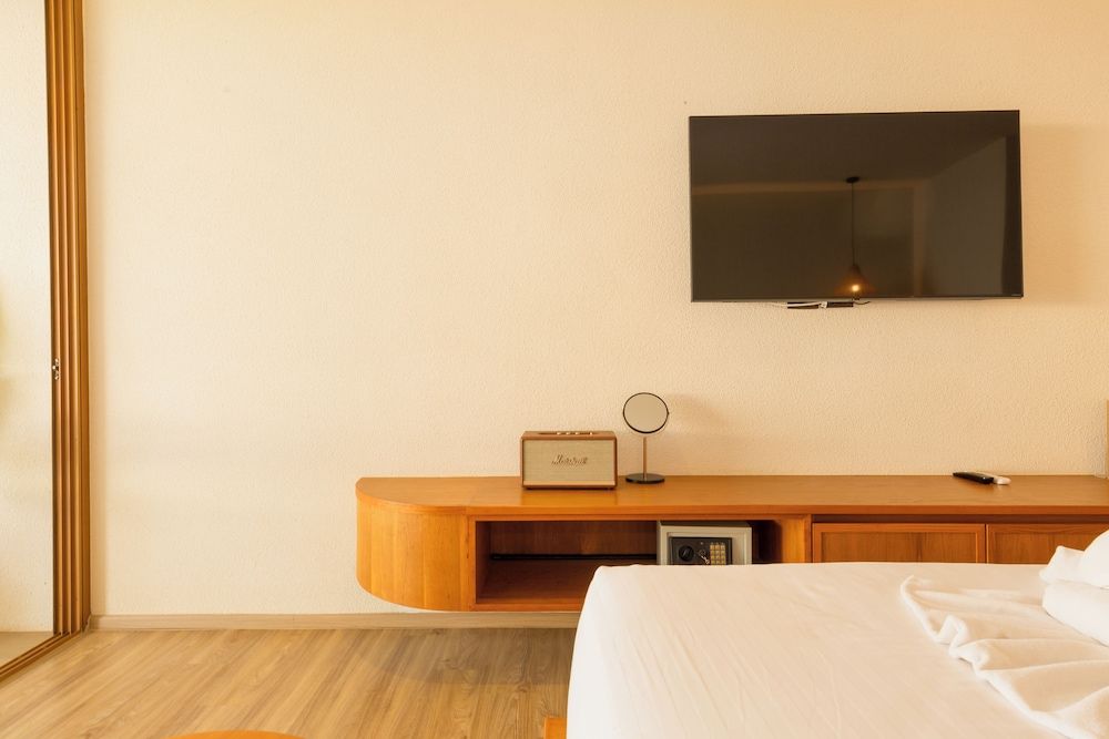 Tasana Bar and Luxury resort Relaxation Room (Spool Pool) 11