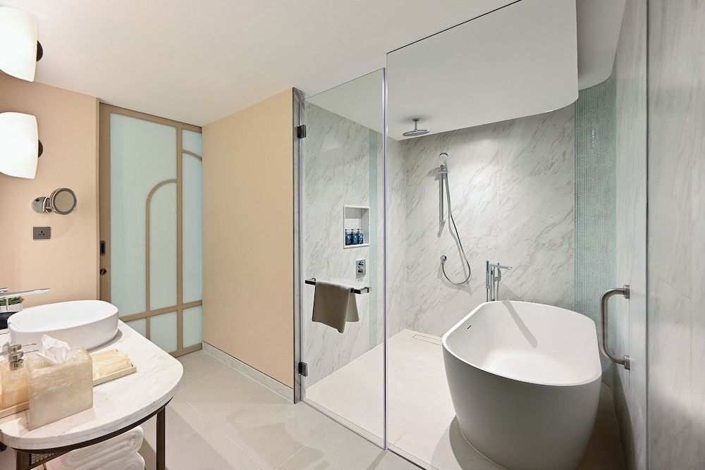 Veranda Resort Phuket, Autograph Collection Oceanfront Pool Access, 1 King Bed 2