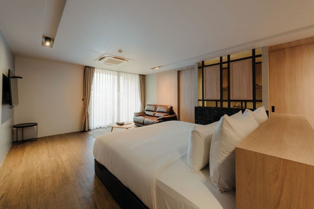 Deluxe Room, 1 King Bed, Non Smoking, Pool View