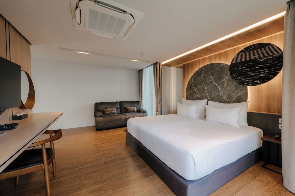 Deluxe Room, 1 King Bed, Balcony, Garden View