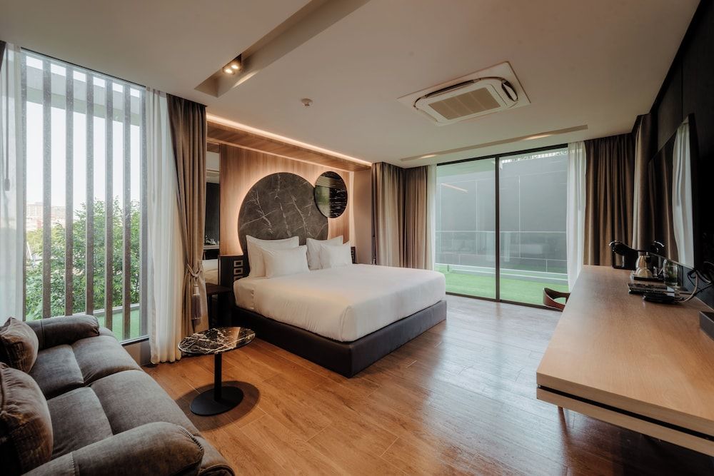 Deluxe Room, 1 King Bed, Balcony, Garden View