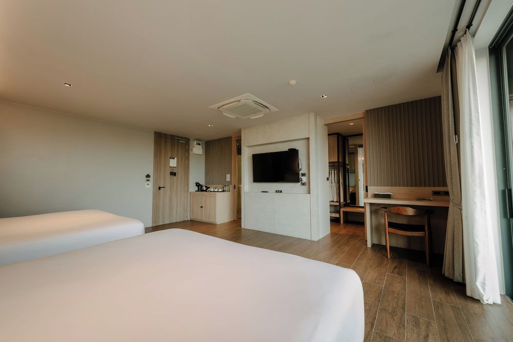 Family Suite, Multiple Beds, Non Smoking, Pool View