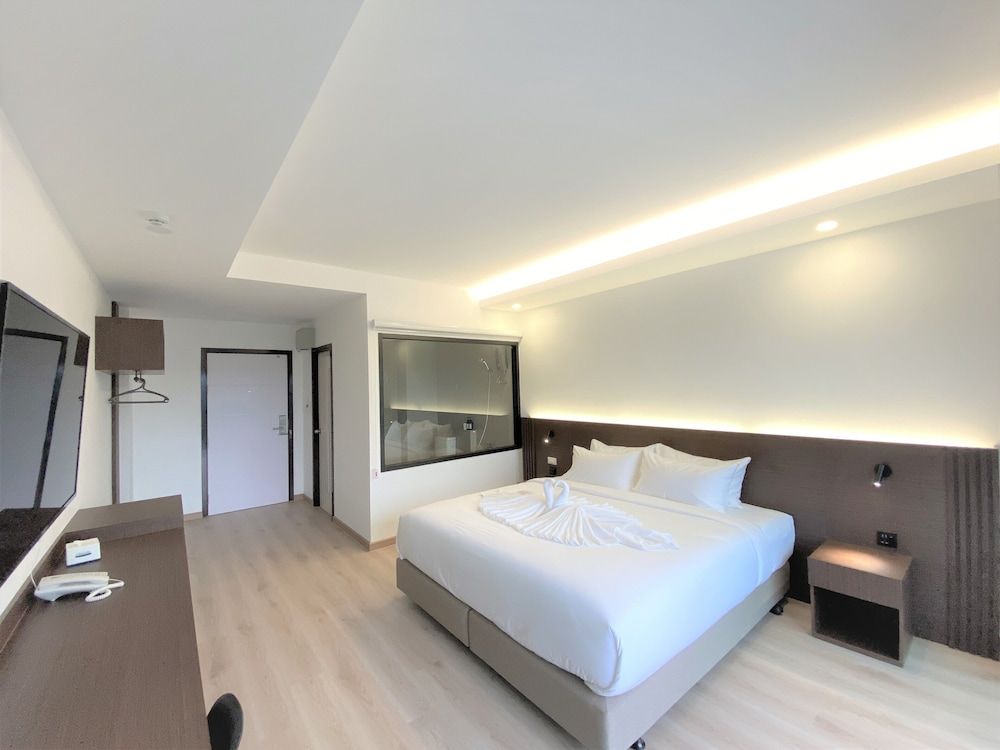 Deluxe Room, 1 King Bed, Bathtub