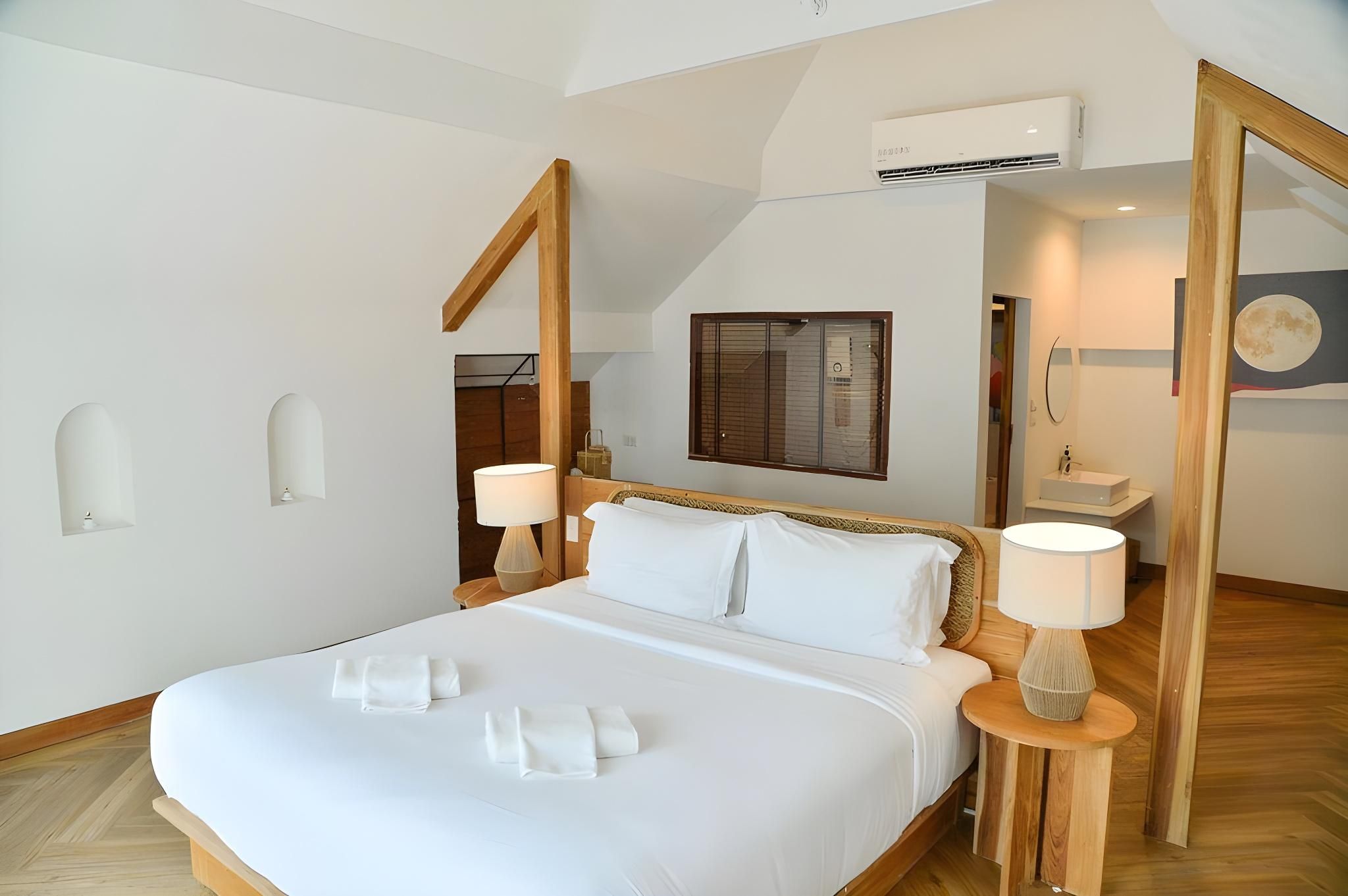 Junior Suite - 1 King Bed with Balcony