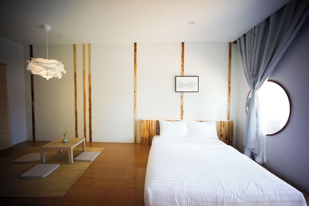 HOMU Villa Pua Queen Room with Pool View 2