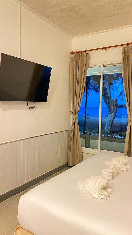 Laem Sing Natural Beach Resort Junior Double Room, Non Smoking, Sea View 3