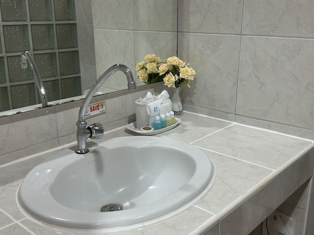 Kata Place Hotel Deluxe Double Room 6