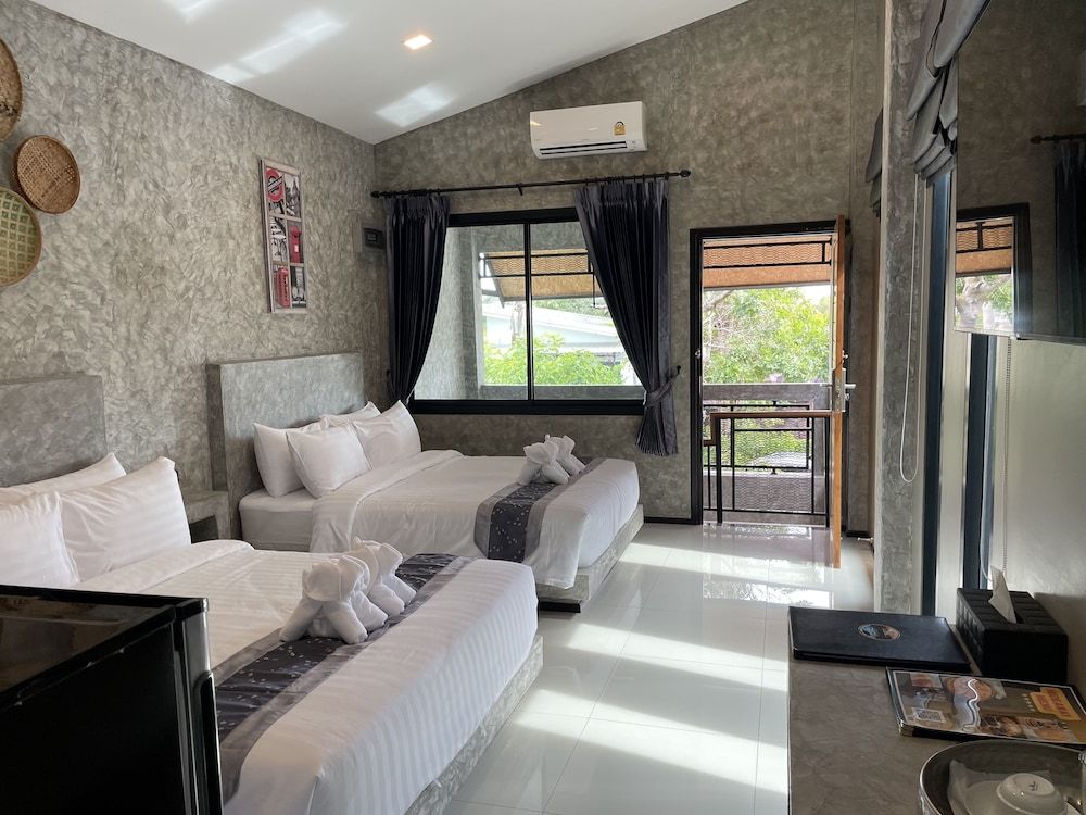 Hideaway Resort Ban Chang Club Quadruple Room