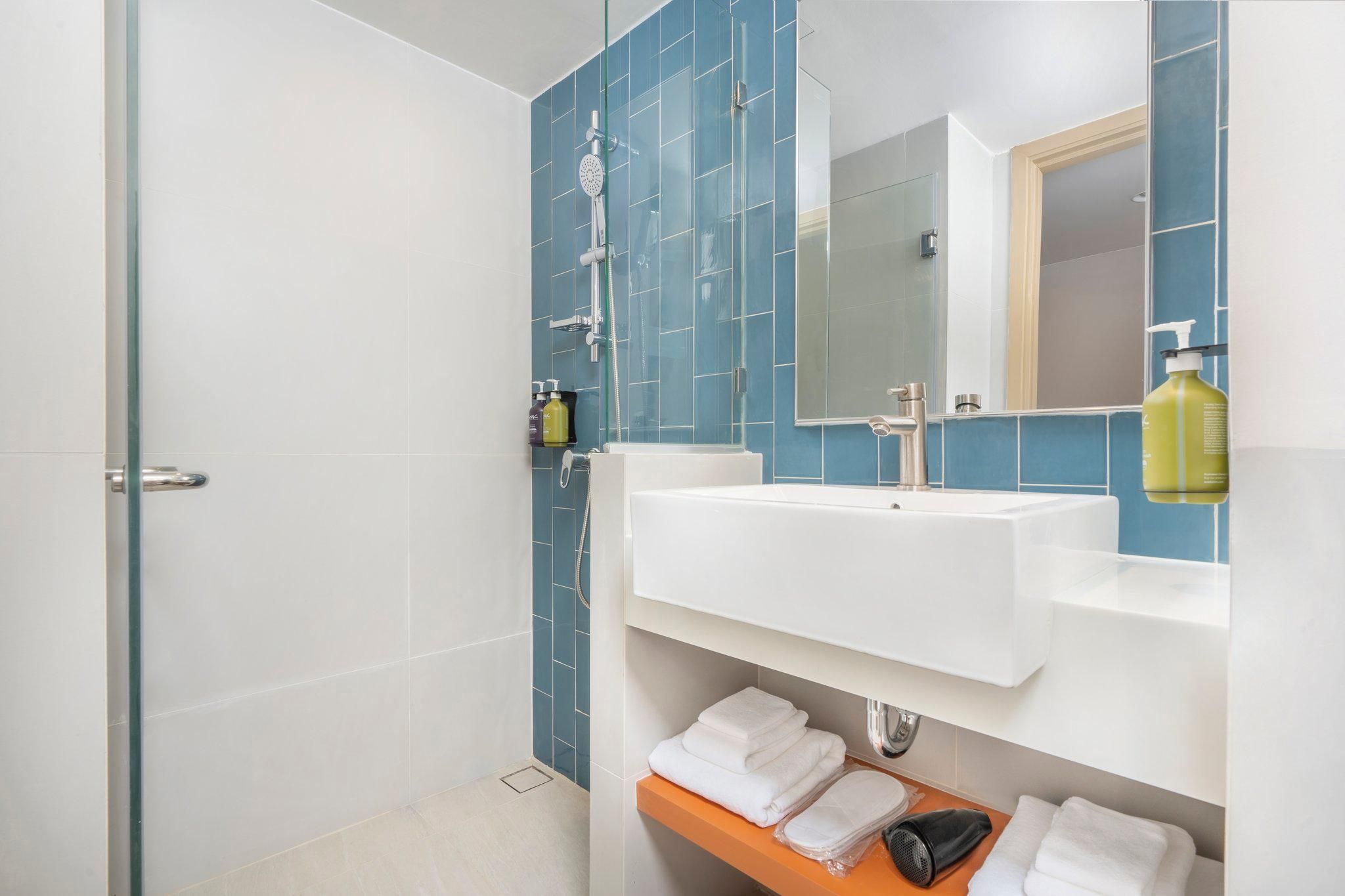 1 Queen Standard Top Floor With Free Breakfast