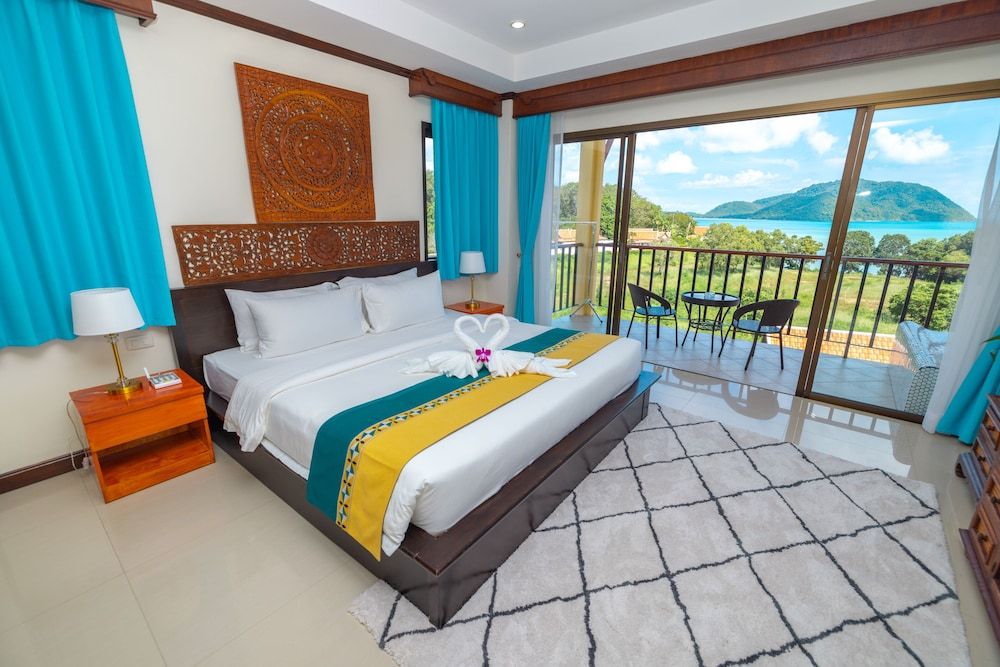 kana  international hotel Deluxe Double Room, 1 Queen Bed, Sea View 3