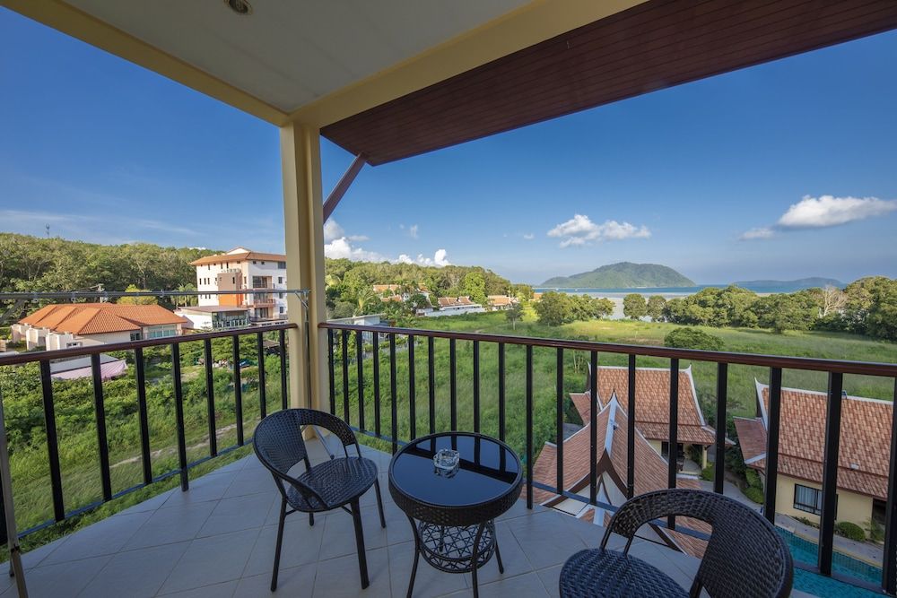 kana  international hotel Deluxe Double Room, 1 Queen Bed, Sea View 6