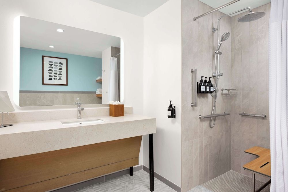 The Hiatus Clearwater Beach, Curio Collection By Hilton 1 KING MOBILITY ACCESS 3X3 TRANSFER SHOWER 6