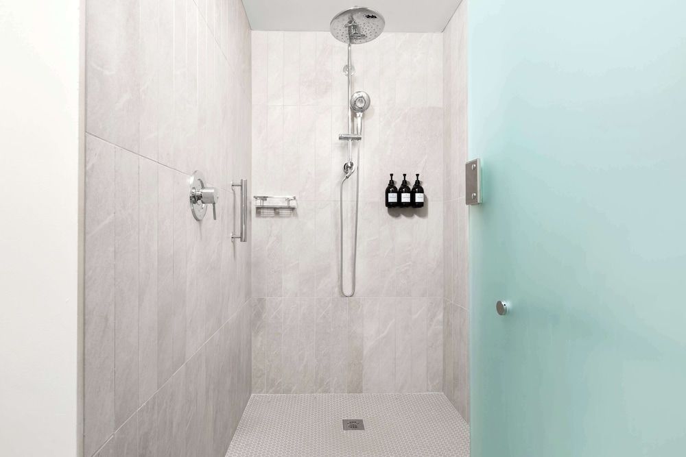 The Hiatus Clearwater Beach, Curio Collection By Hilton 1 KING CORNER WITH PARTIAL OCEAN VIEW 5