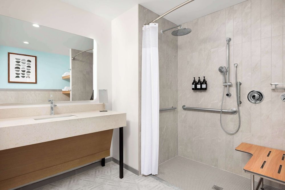 The Hiatus Clearwater Beach, Curio Collection By Hilton 1 KING MOBILITY ACCESS 3X3 TRANSFER SHOWER 5