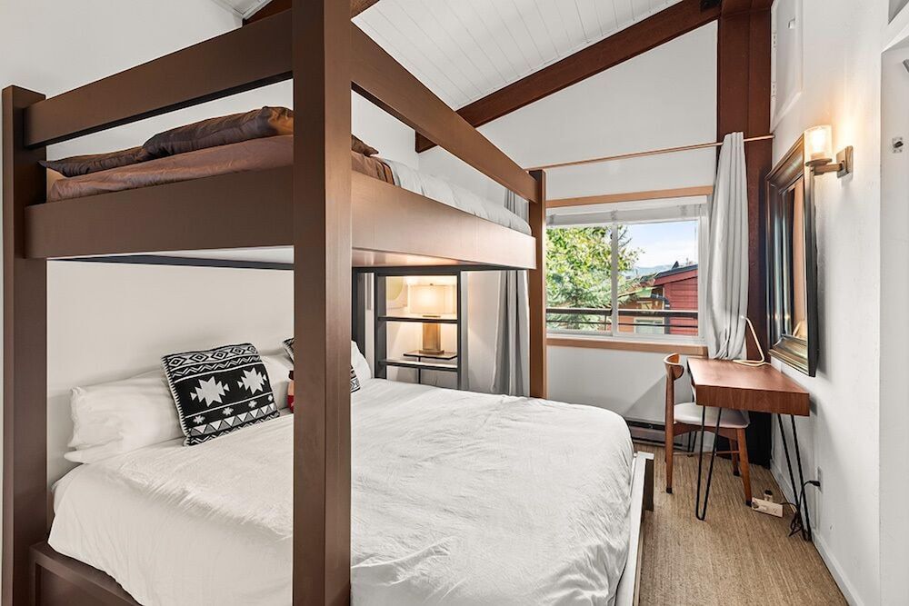 Luxury Condo, 2 Bedrooms, Balcony, Mountain View (309)