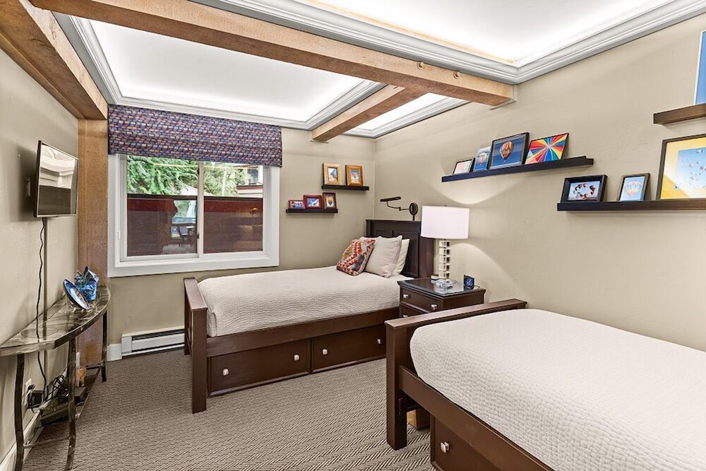 Deluxe Condo, 2 Bedrooms, Patio, Mountain View (102)