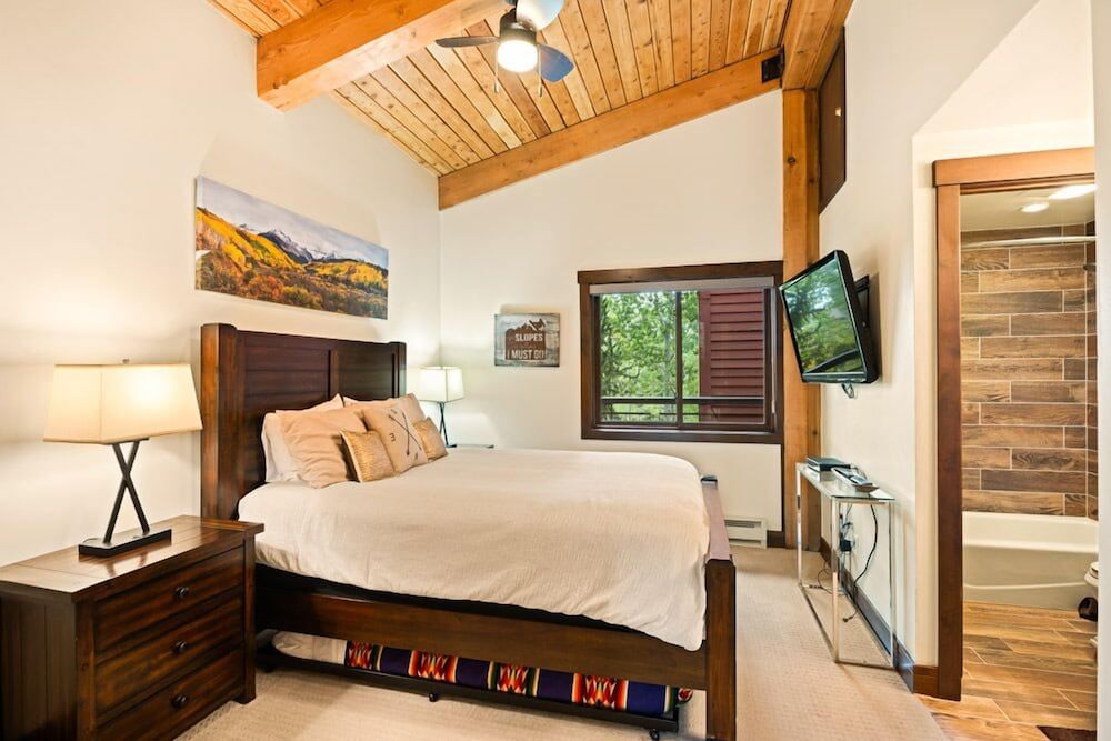 Luxury Condo, 2 Bedrooms, Balcony, Mountain View (312)